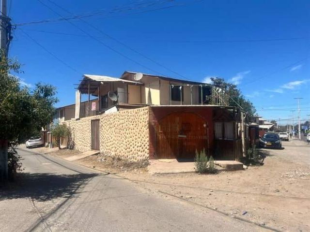 CASA En Venta Casa Esquina con 2º Piso en Población Ariztía