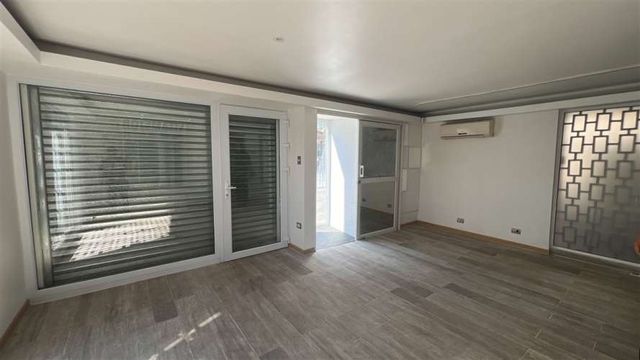 OFICINA Embajador Doussinague / Los Cobres de Vitacura