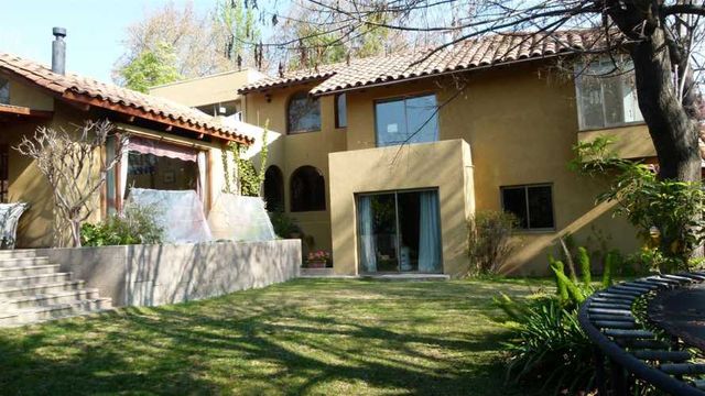 CASA Camino Las Flores / Camino La Fuente