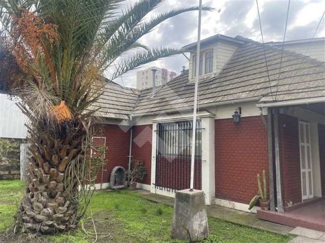 CASA Av Santa Corina / Gran Avenida