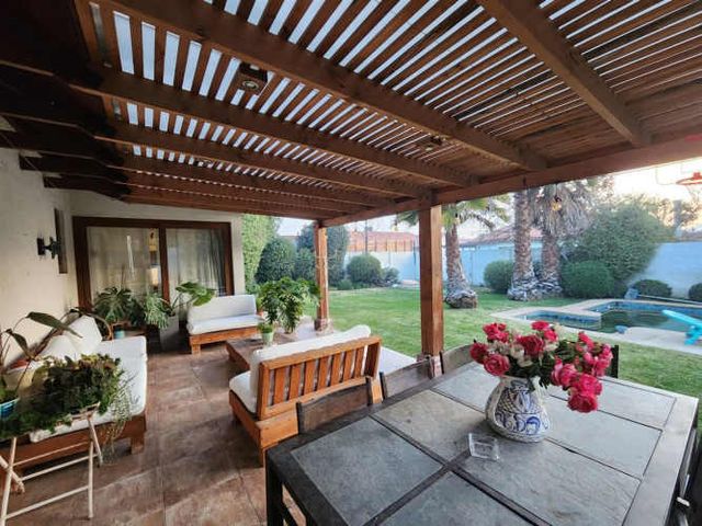 CASA Casa con Piscina y Jardin Grande, Villa Maria Lucia, Machalí