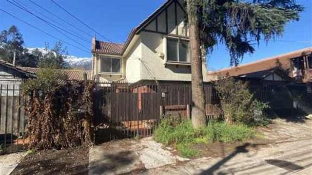 Casa CASA EN VENTA DE 5 DORM Y PISCINA EN PEÑALOLÉN