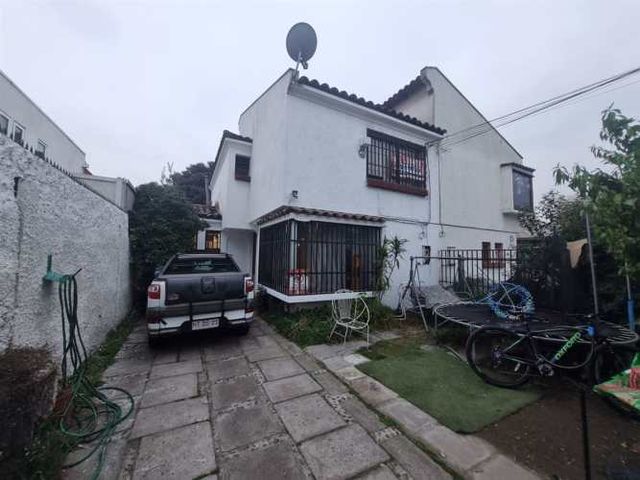 CASA Los cerezos 935 Parque Juan XXII