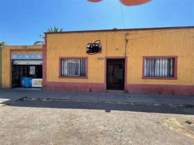 Casa SE VENDE CASA 4DORT / 2BAÑ CON LOCAL COMERCIAL QUINTA NORMAL