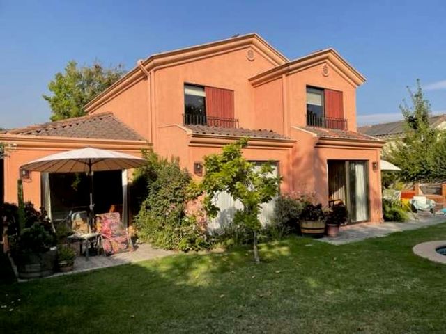 CASA Valle La Dehesa / Paseo Pie Andino