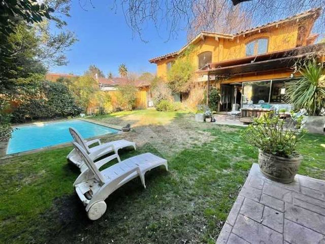 CASA MANQUHEU NORTE / LAS ENCINAS