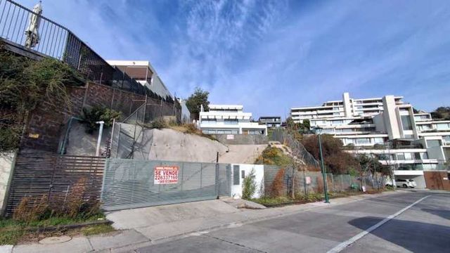 CASA En Venta Casa Aislada de 3 Pisos en Lo Barnechea