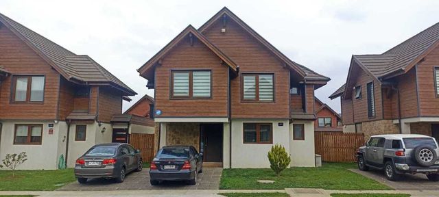 SE VENDE LINDA CASA EN COND, VISTA GOLF  (46360)