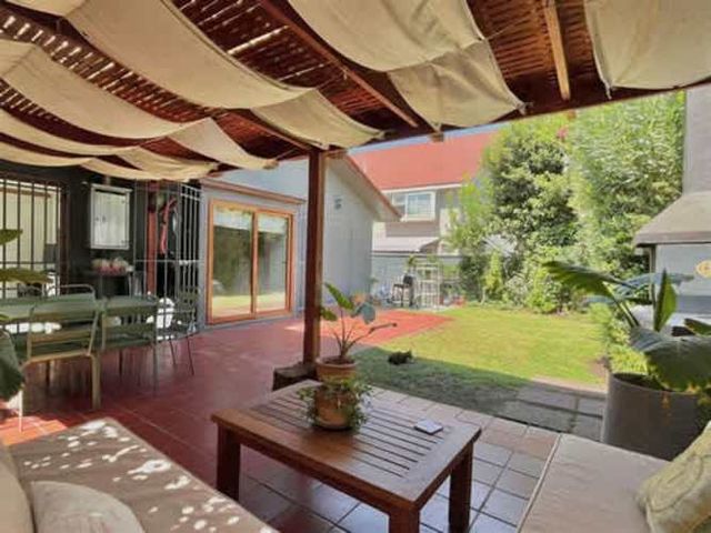 Casa CASA EN VENTA DE 3 DORMITORIOS EN LAS CONDES