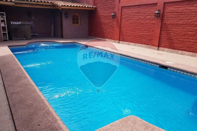 Se vende casa con piscina en conchalí