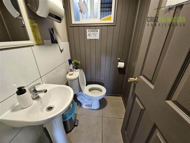 BODEGA Oficinas y bodega sector industrial