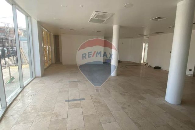 En av. brasil local comercial con estacionamientos