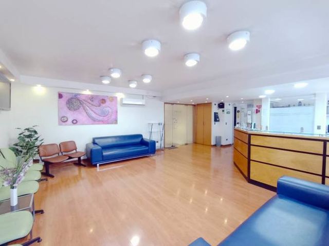 OFICINA 7 box (con permiso seremi) 1 sala de esterilización 1 sala de rayos (con permiso seremi) 1 baño Universal