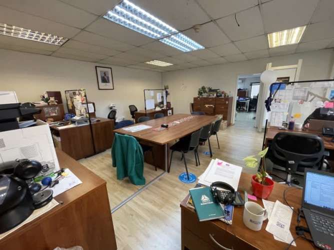 Local SE VENDE EDIFICIO EN CALLE URRIOLA