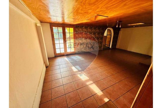 Gran casa remodelada en barrio residencial