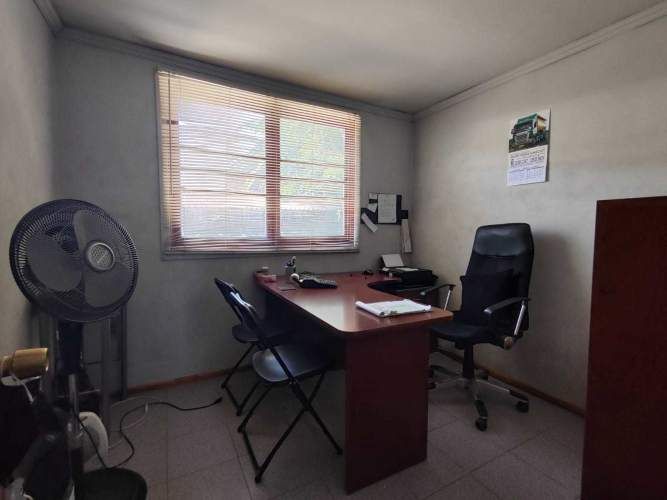 CENTRAL BARRIO - CASA CON GRAN TERRENO !! (63852)