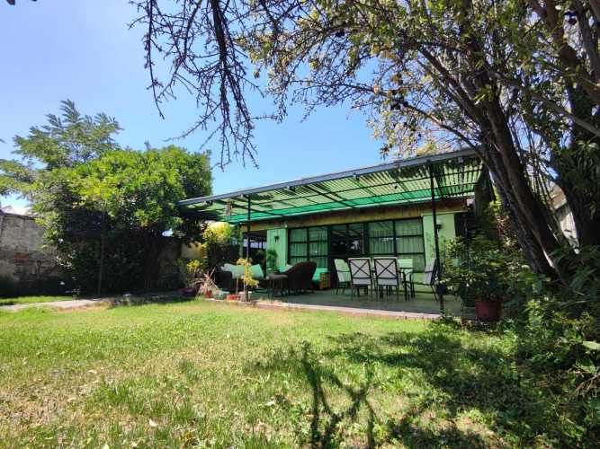 CENTRAL BARRIO - CASA CON GRAN TERRENO !! (63852)