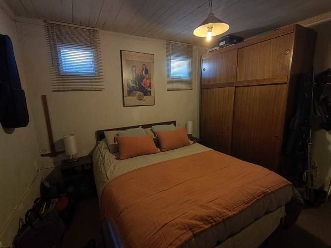 CENTRAL BARRIO - CASA CON GRAN TERRENO !! (63852)