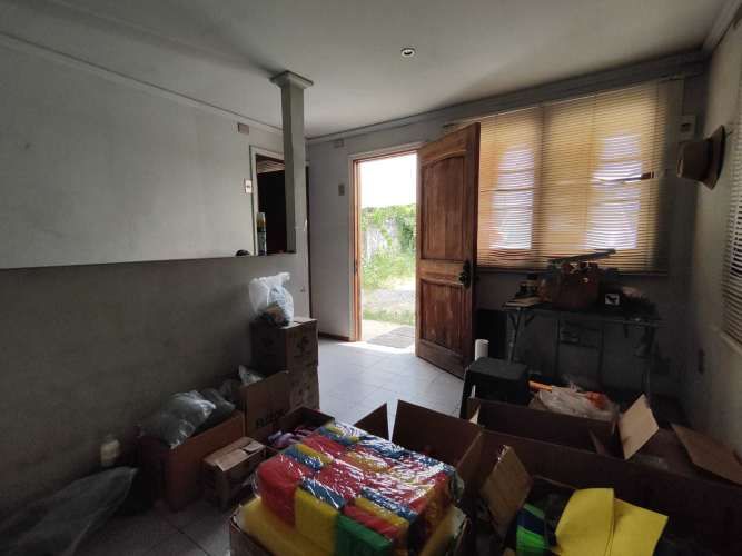 CENTRAL BARRIO - CASA CON GRAN TERRENO !! (63852)