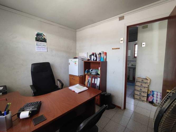 CENTRAL BARRIO - CASA CON GRAN TERRENO !! (63852)