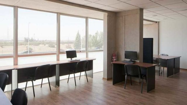 Amplios patios de maniobra, opción oficinas  (64325)