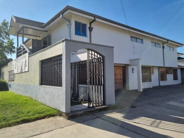 Amplia Casa /Usos: Comercial y Habitacional (64683)