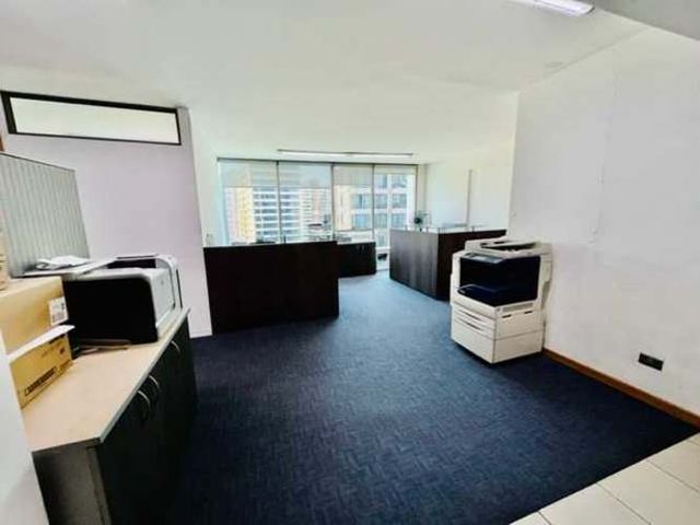 300 m2 con 7 roles, metro Manquehue (65592)
