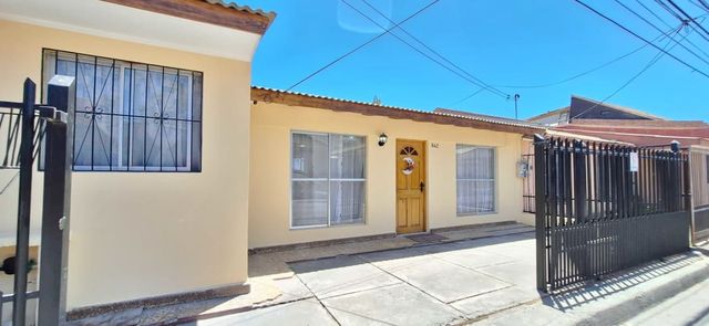 Vende amplia casa, San Juan Coquimbo. (69924)