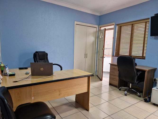 Casa con Giro Comercial  (73438)