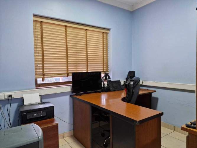 Casa con Giro Comercial  (73438)