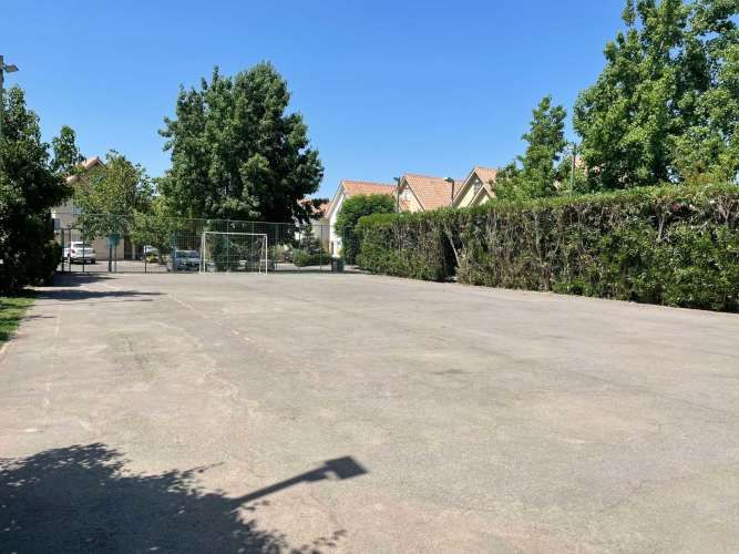 Linda Casa dentro de condominio