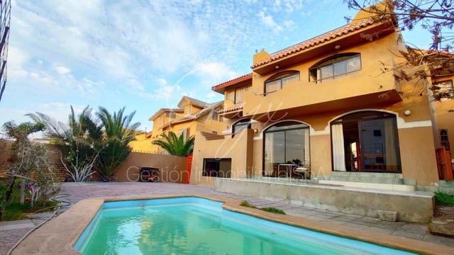 CASA DE 6 DORMITORIOS JARDINES DEL SUR