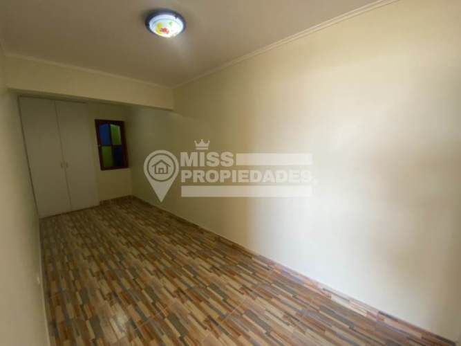 SE VENDE CASA EN TENIENTE ERNESTO RIQUELME SECTOR CENTRO