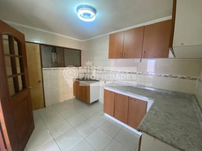 SE VENDE CASA EN TENIENTE ERNESTO RIQUELME SECTOR CENTRO