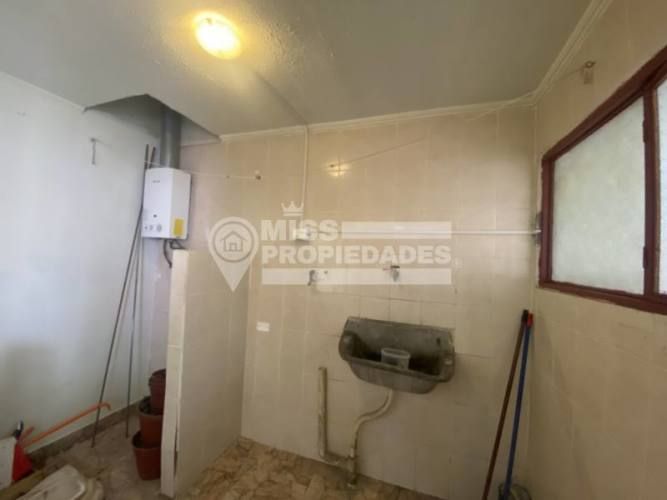 SE VENDE CASA EN TENIENTE ERNESTO RIQUELME SECTOR CENTRO