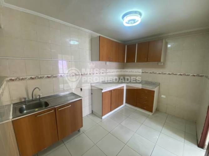 SE VENDE CASA EN TENIENTE ERNESTO RIQUELME SECTOR CENTRO