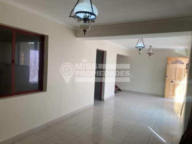 SE VENDE CASA EN TENIENTE ERNESTO RIQUELME SECTOR CENTRO