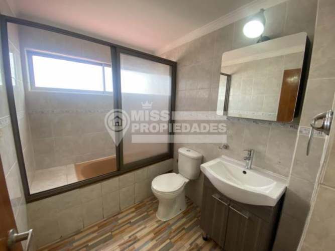 SE VENDE CASA EN TENIENTE ERNESTO RIQUELME SECTOR CENTRO