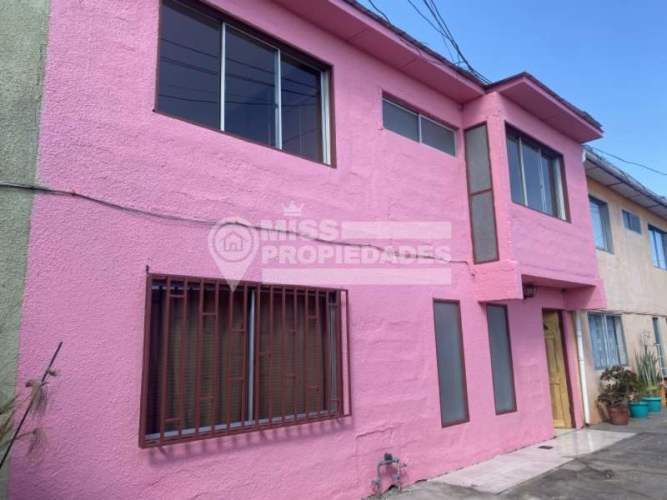 SE VENDE CASA EN TENIENTE ERNESTO RIQUELME SECTOR CENTRO