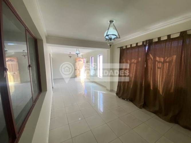 SE VENDE CASA EN TENIENTE ERNESTO RIQUELME SECTOR CENTRO