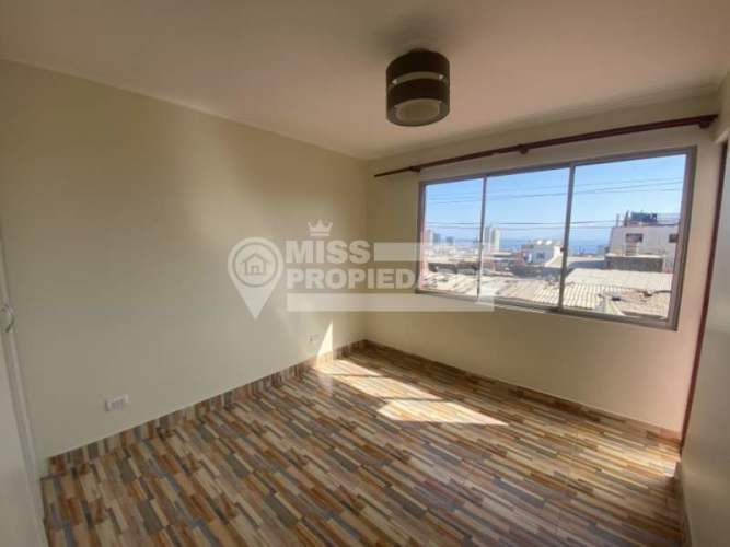 SE VENDE CASA EN TENIENTE ERNESTO RIQUELME SECTOR CENTRO