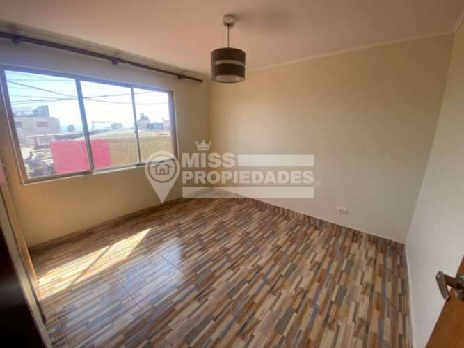 SE VENDE CASA EN TENIENTE ERNESTO RIQUELME SECTOR CENTRO