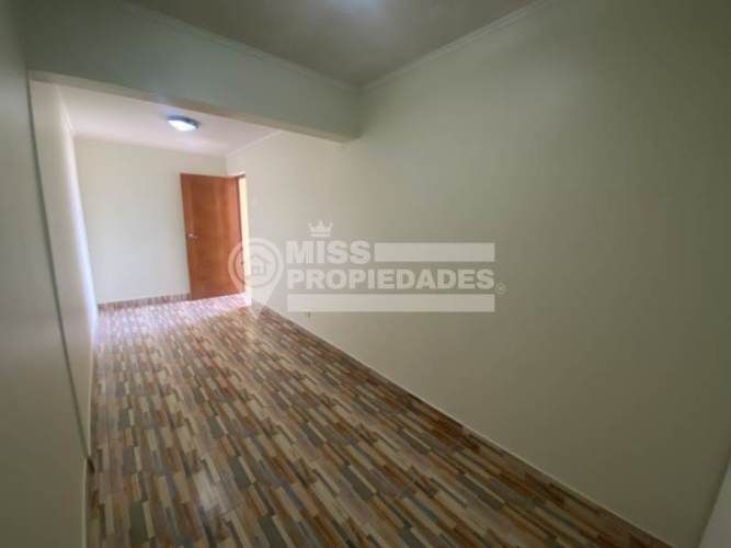 SE VENDE CASA EN TENIENTE ERNESTO RIQUELME SECTOR CENTRO