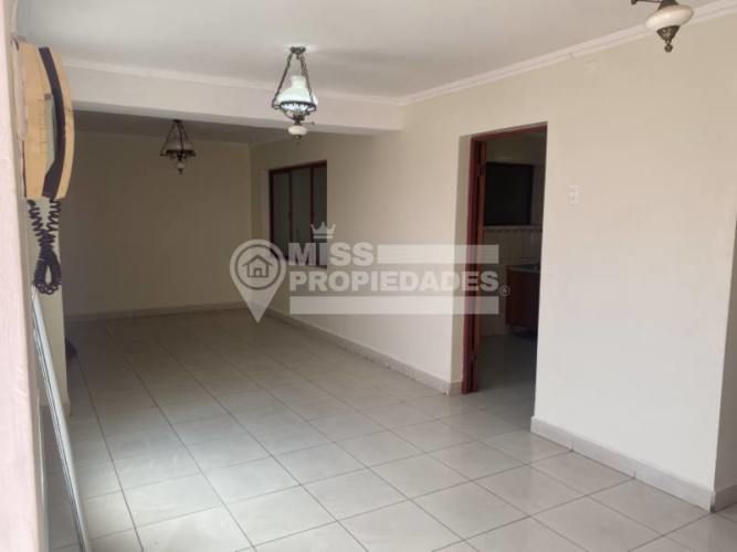 SE VENDE CASA EN TENIENTE ERNESTO RIQUELME SECTOR CENTRO