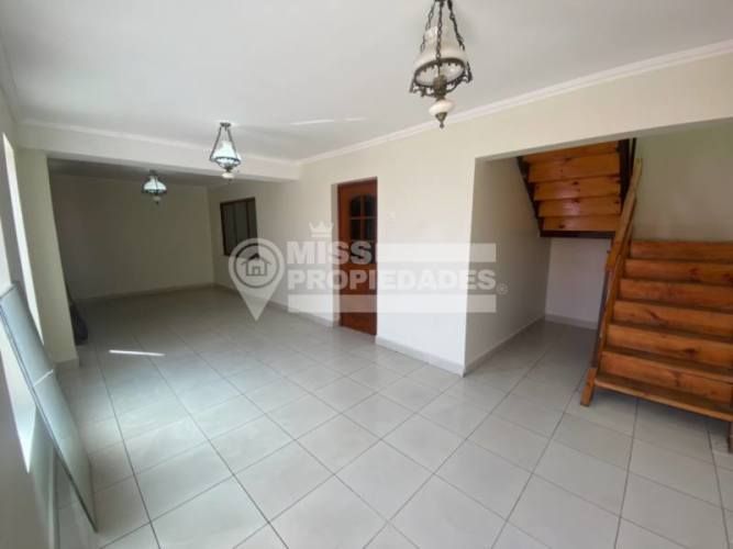 SE VENDE CASA EN TENIENTE ERNESTO RIQUELME SECTOR CENTRO