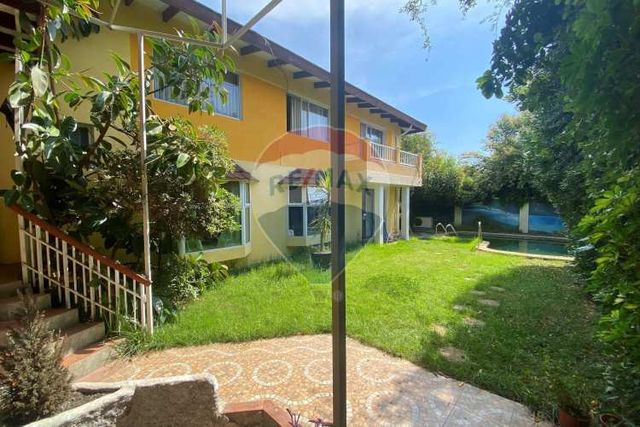 Casa amplia,  piscina, terraza y quincho.