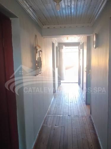 AMPLIA CASA DOS NIVELES, A PASOS DE AVENIDA (78991)