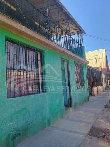 AMPLIA CASA DOS NIVELES, A PASOS DE AVENIDA (78991)