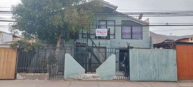 SE VENDE AMPLIA CASA EN AV. LOS LOROS CON ELEUTERIO RAMIREZ