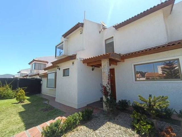 ARRIENDO CASA 4D 3B, ROSARIO , PEÑUELAS  (79427)